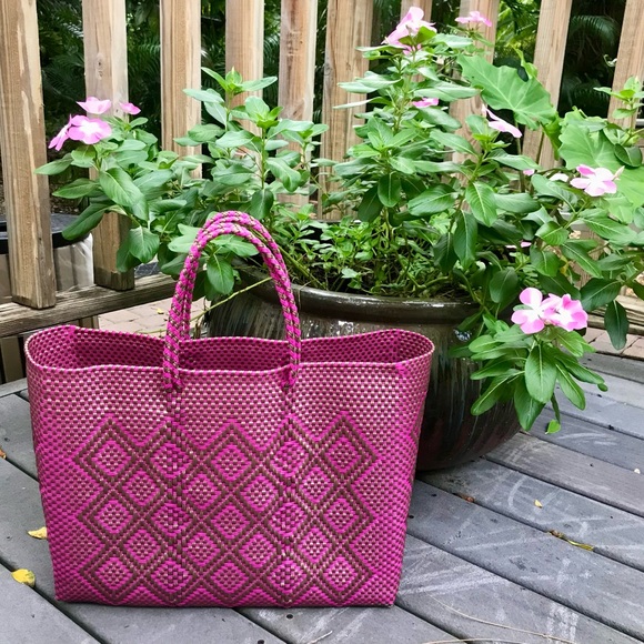 NWOT HANDWOVEN & SUSTAINABLE OVERSIZED TOTE BAG IN PINK & GOLD, MADE IN MEXICO - Picture 3 of 9